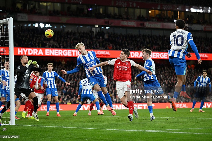 Arsenal lại thắng nhờ đối thủ phản lưới nhà