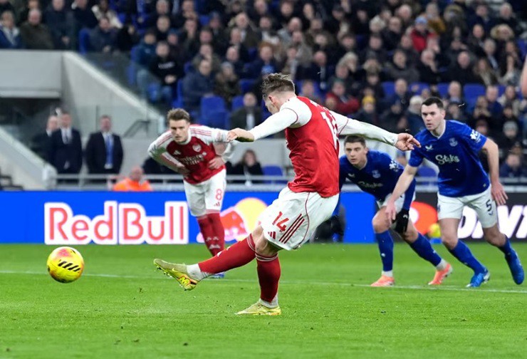 Gyokeres tung cú sút penalty uy lực,&nbsp;như muốn trút bỏ những áp lực&nbsp;dồn nén