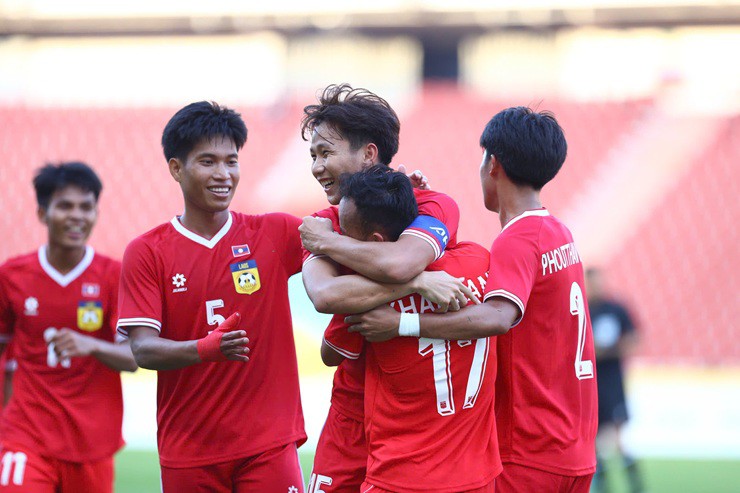 U22 Lào chọc thủng lưới&nbsp;U22 Việt Nam từ pha bóng bổng