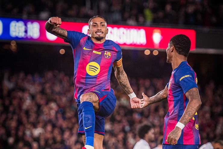 Barcelona hơn Real Madrid 7 điểm: Fan chế giễu HLV Alonso "ở lại đi" - 1