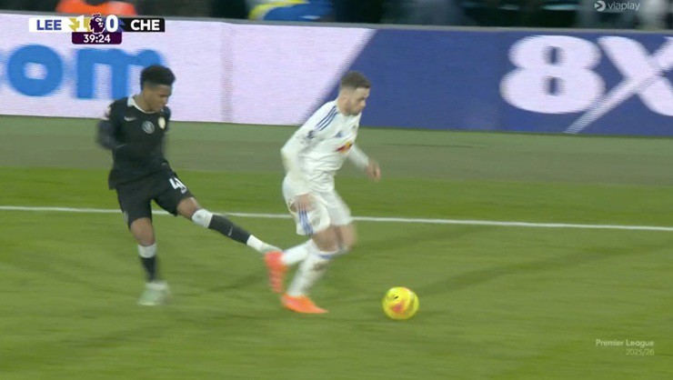 Estevao thoát thẻ đỏ sau pha đá nguội&nbsp;vào&nbsp;Gudmundsson bên phía&nbsp;Leeds United
