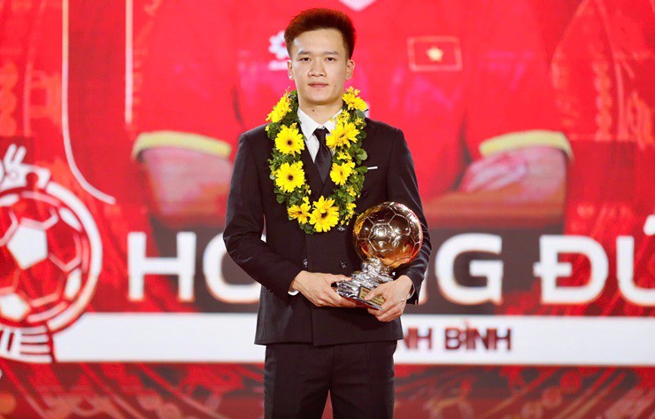 Hoàng Đức xúc động nhận Quả bóng vàng Việt Nam, hết lời khen Đình Bắc - 1