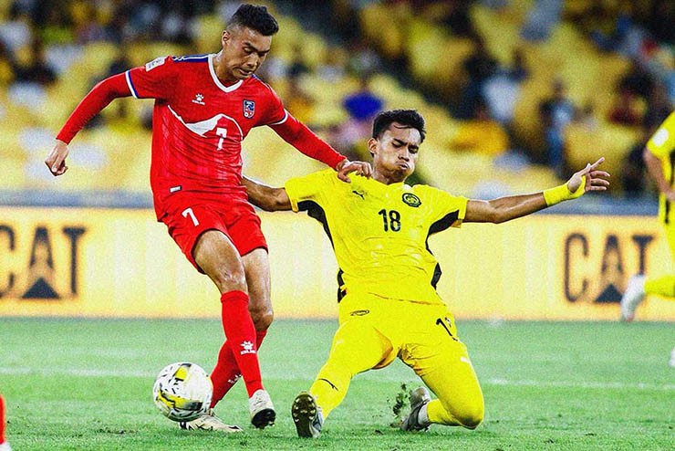Malaysia (áo vàng) bị phạt ở trận thắng Nepal