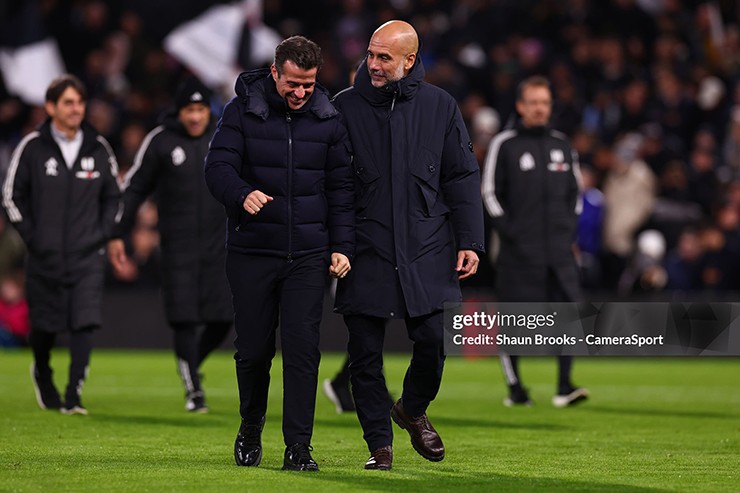Pep Guardiola vui mừng sau khi giành chiến thắng trước Fulham