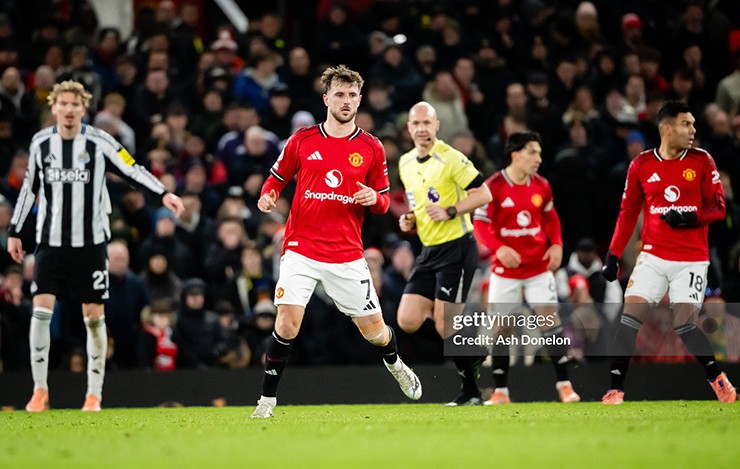 HLV Amorim không giấu được sự lo lắng khi Mason Mount phải rời sân