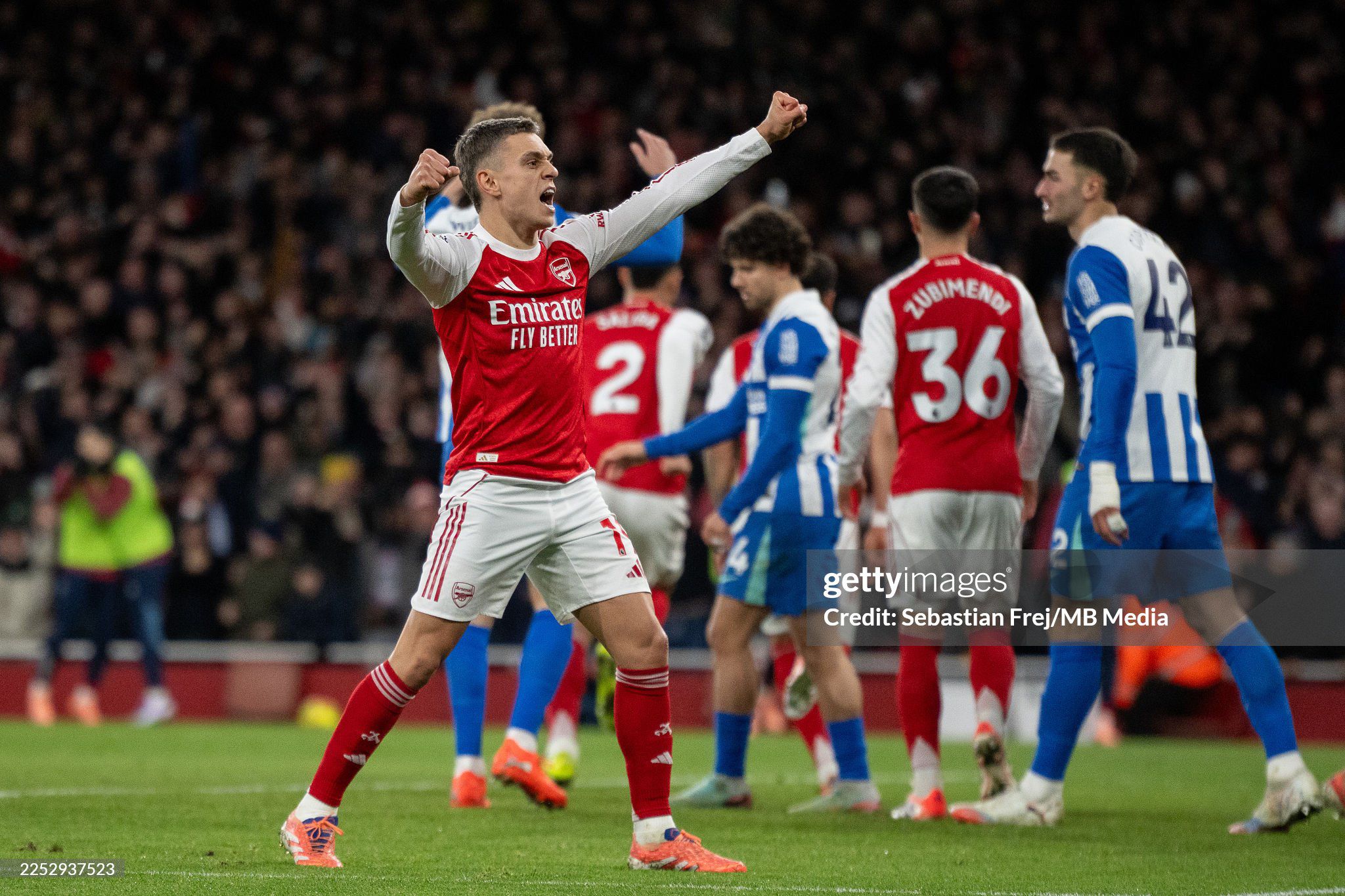 Arsenal giữ vững ngôi đầu sau chiến thắng trước Brighton