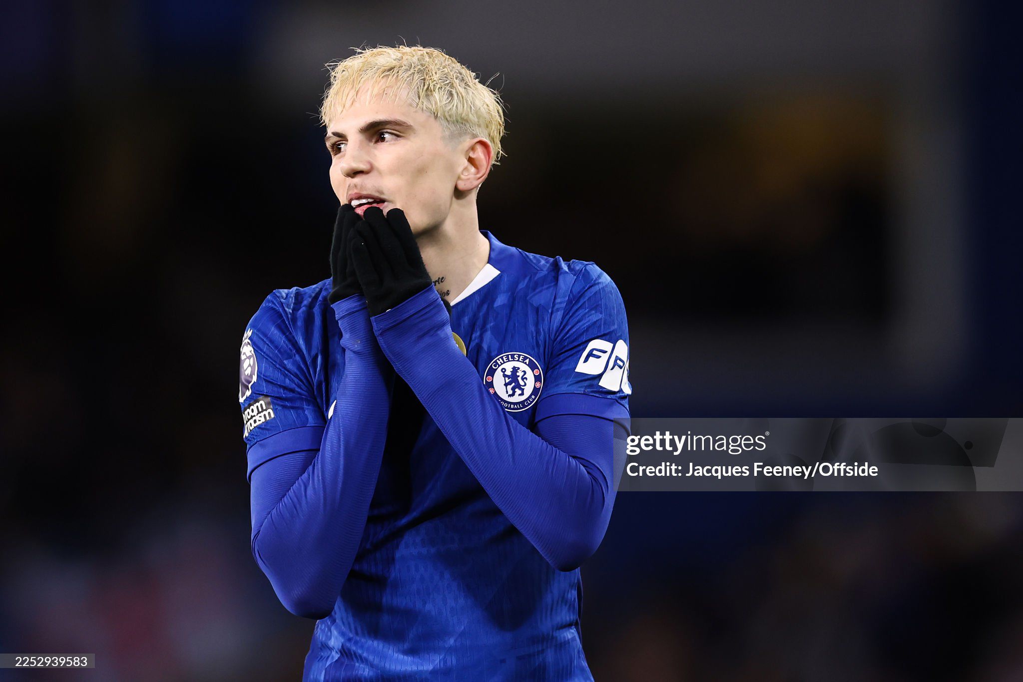 Chelsea thua ngược Aston Villa và bị Man United đuổi kịp về mặt điểm số 