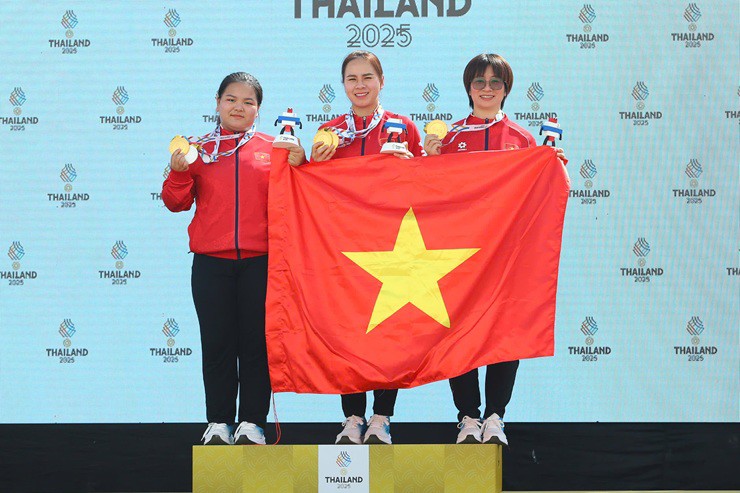 Trịnh Thu Vinh (đứng giữa) mang về HCV thứ 4 cho đoàn thể thao Việt Nam tại SEA Games 33