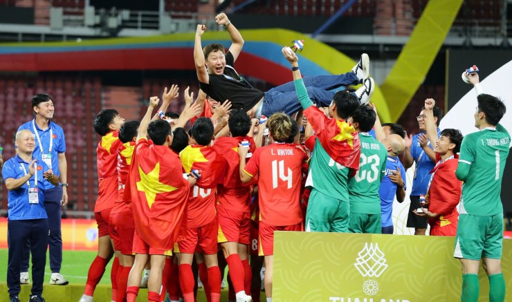 HLV Kim Sang Sik không "thoát" khỏi các cầu thủ và được tung hô. HCV SEA Games có thể xem là món quà sinh nhật muộn đầy ngọt ngào dành cho thầy Kim (bước sang tuổi 49 từ ngày 17/12)