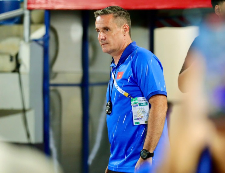 Sau trận chung kết môn bóng đá nữ SEA Games 33, trong lúc chờ ban tổ chức trao huy chương, trợ lý Cedric Rogers tỏ ra rất bức xúc với công tác trọng tài