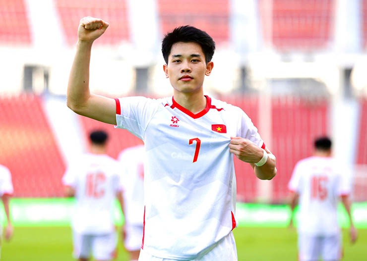 Đình Bắc ghi bàn cho U22 Việt Nam