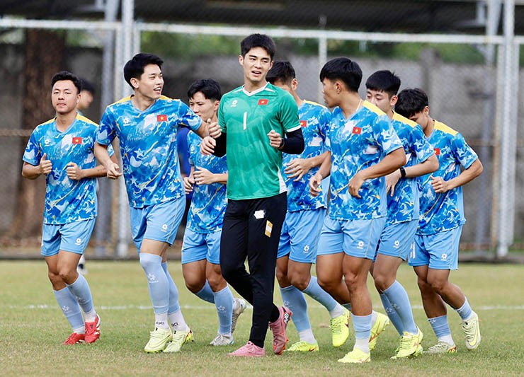 Chiều ngày 12/12, thầy trò HLV Kim Sang Sik trở lại sân tập luyện tại Bangkok, một ngày sau khi U22 Việt Nam đánh bại U22 Malaysia qua đó giành vé vào bán kết môn bóng đá nam SEA Games 33.