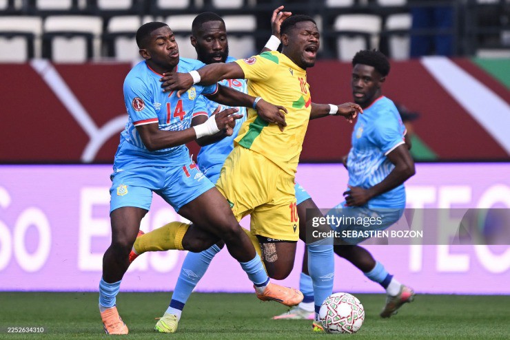 Các cựu cầu thủ MU gồm Wan-Bissaka, Tuanzebe giúp CHDC Congo (áo xanh) giữ sạch lưới trước Benin