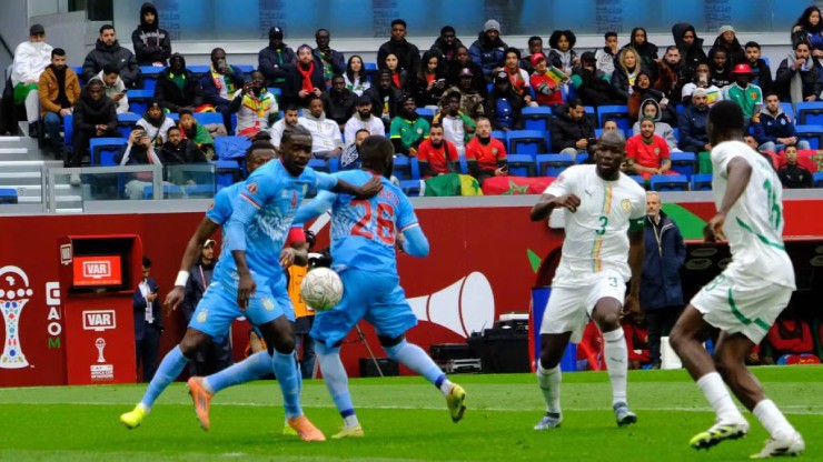 Senegal (áo trắng) và CH Congo thi đấu nỗ lực