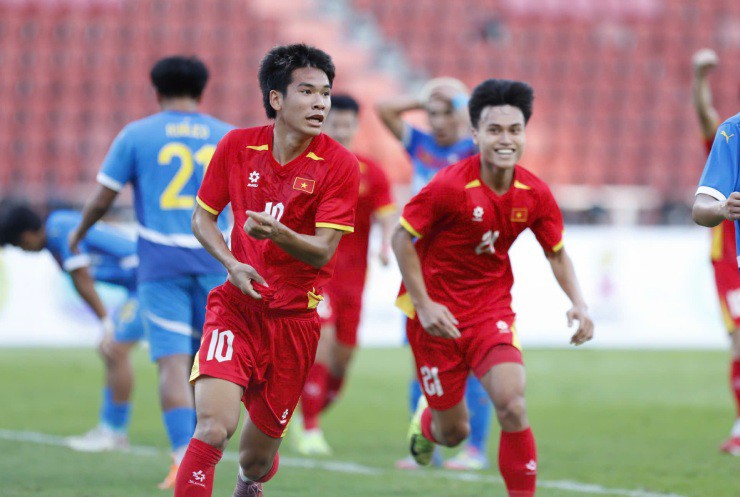 U22 Việt Nam đánh bại U22 Philippines nhờ những bàn thắng vào cuối trận