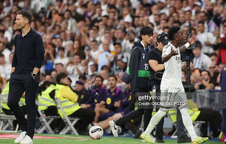 Vinicius phản ứng gay gắt khi bị thay ra ở trận El Clasico