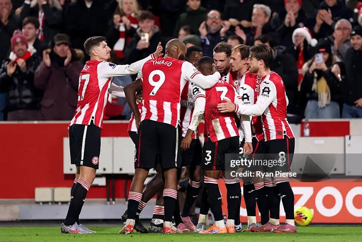 Brentford hưởng niềm vui không được lâu