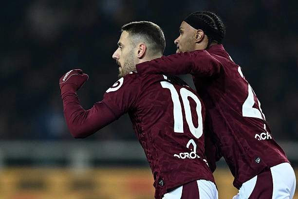 Vlasic (số 10) mở điểm cho Torino từ quả penalty