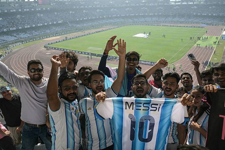 Không khí cực kỳ cuồng nhiệt tại sân Yuva Bharati trước khi Messi đến