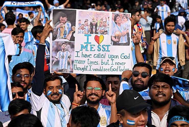 Hàng chục ngàn fan Ấn Độ đổ về sân&nbsp;Yuva Bharati để được theo dõi Messi