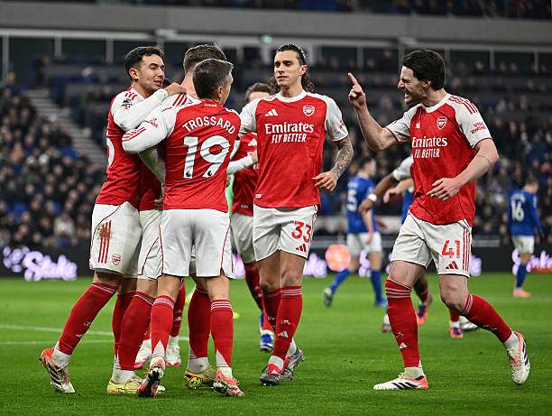 Arsenal đã 2 vòng liên tiếp chỉ thắng sát nút để giữ ngôi đầu bảng Premier League
