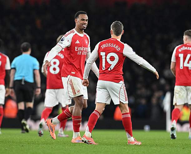 Arsenal lần đầu tiên thắng được một đối thủ trực tiếp trong mùa này