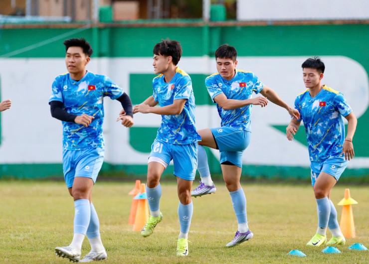 Cuộc họp chiến thuật&nbsp;diễn ra rất khẩn trương, trước khi các cầu thủ&nbsp;ráp đội hình tập đối kháng&nbsp;