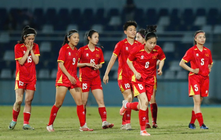 HuỳnhNhư, Thanh Nhã và các đồng đội không giấu được nỗi buồn. Như vậy,ĐT Việt Nam không thể có lần thứ 5 liên tiếp giành huy chương vàng SEA Games