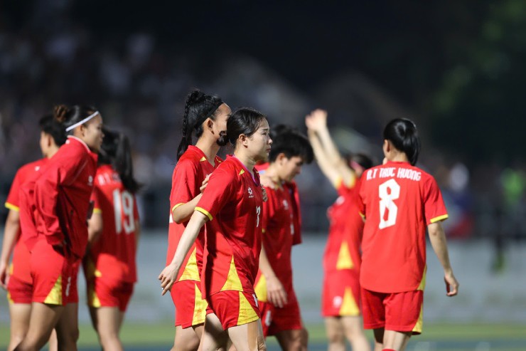 Phút 29, Bích Thùy bịthổi phạt việt vị sau tình huống đánh đầu tung lưới Philippinesnhưng đây là quyết định hoàn toàn sai lầm