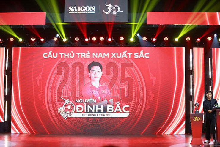 Đình Bắc đoạt Quả bóng Bạc &amp; giải Nam cầu thủ trẻ hay nhất