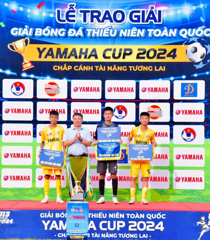 Thái Bá Bảo Hoàng (trái) nhận danh hiệu cầu thủ hay nhất giải U13 toàn quốc 2024. Ảnh: