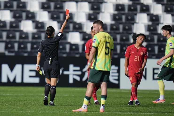 Tấm thẻ đỏ phút 12 đã làm chệch hướng trận đấu của U23 Thái Lan.