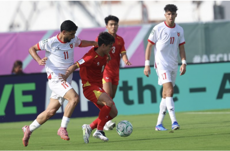 Khuất Văn Khang dính chấn thương trong trận đấu với U23 Jordan. Ảnh: AFC.