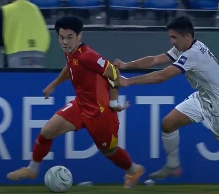 Vì sao cầu thủ ĐT U23 Kyrgyzstan lại cầm băng đội trưởng của Đình Bắc? - 2