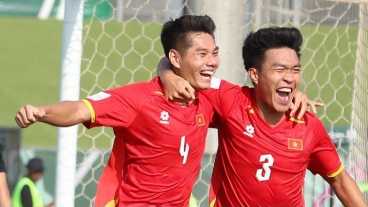 Trung vệ Nguyễn Hiểu Minh (trái) và Phạm Lý Đức