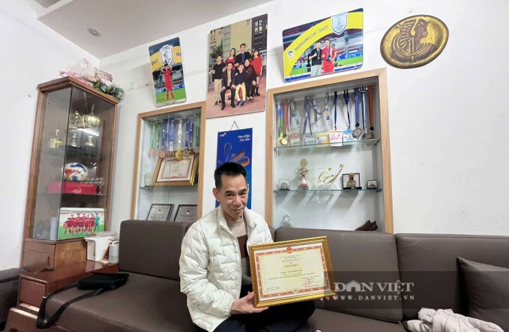 Ông Quang khoe tấm Bằng khen Bộ trưởng Bộ Công an tặng Nguyễn Hiểu Minh vì có thành tích xuất sắc. Ảnh: Đình Việt.