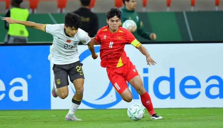 Khuất Văn Khang nỗ lực đi bóng trước cầu thủ U23 Trung Quốc