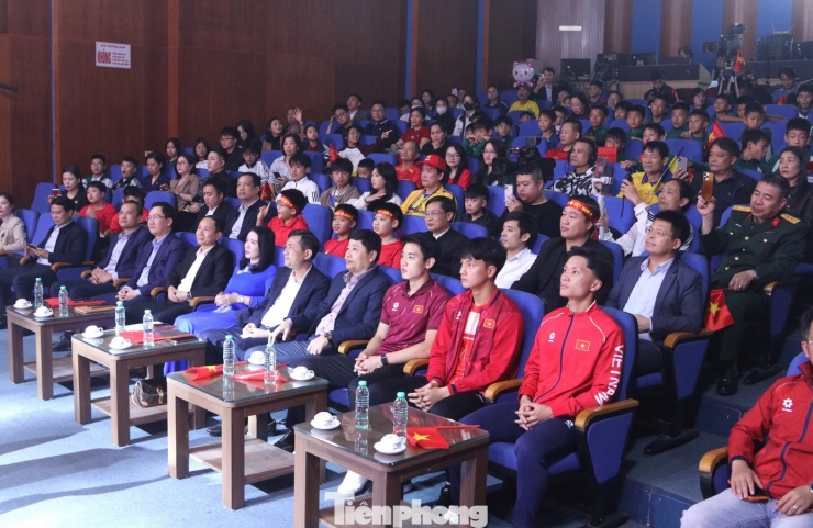 Tại chương trình, khán giả, người hâm mộ đã có buổi giao lưu trò chuyện thân tình cùng với 3 cầu thủ quê Nghệ An gồm Đình Bắc (quê xã Hưng Nguyên), Văn Bình (quê xã Diễn Châu) và Quốc Cường (quê xã Đô Lương).