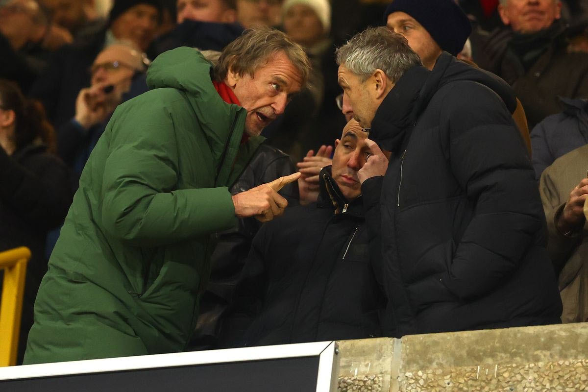 Sir Jim Ratcliffe (trái) chất vấn Berrada và Wilcox ở trận hòa Wolves