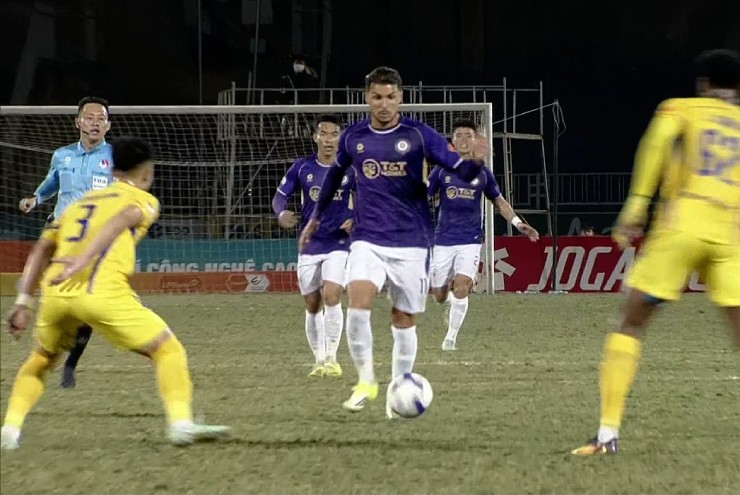 Hà Nội FC dồn ép ngay từ đầu