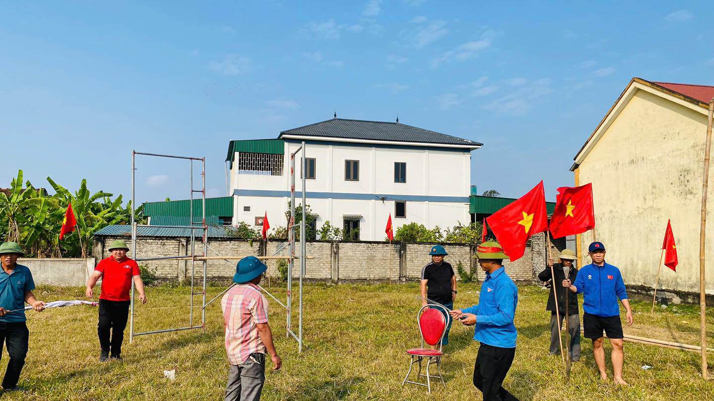 Cán bộ đoàn, xã và người dân cùng dựng rạp cổ vũ người con cưng của quê hương