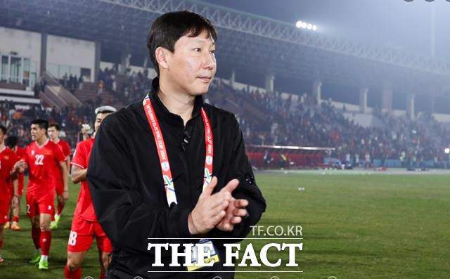 Tờ The Fact của Hàn Quốc ca ngợi "Ma thuật đen" của HLV Kim Sang Sik