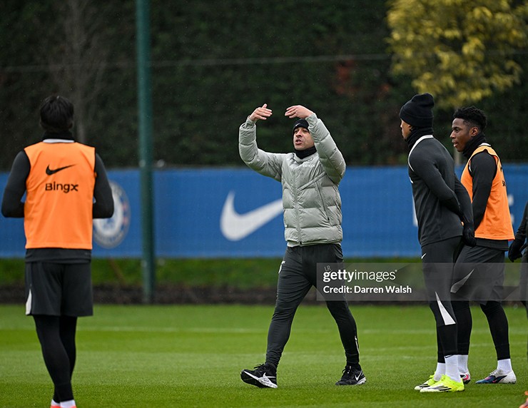 Buổi tập ra mắt của HLV Rosenior tại Chelsea, fan bất ngờ tranh cãi dữ dội - 9