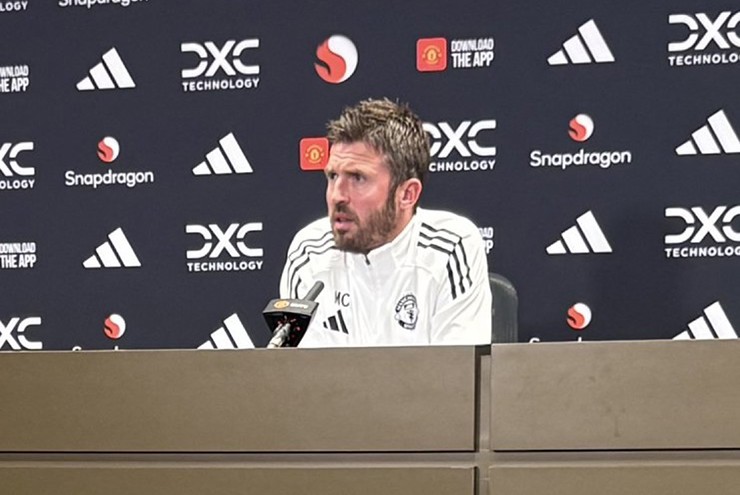Carrick phớt lờ chỉ trích của Roy Keane nhắm vào vợ, tập trung "giải cứu" MU - 1