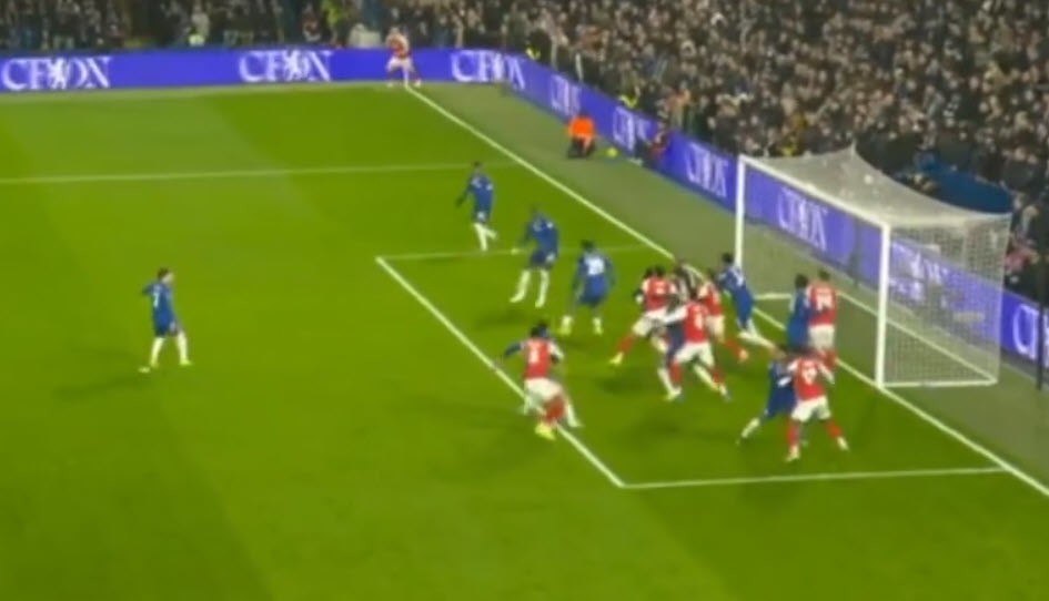 Các cầu thủ Arsenal tạo thành vòng bảo vệ cho Ben White đánh đầu ghi bàn