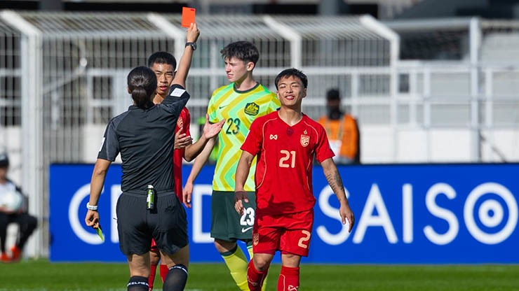 U23 Thái Lan (áo đỏ) mất người và phải nhận thất bại