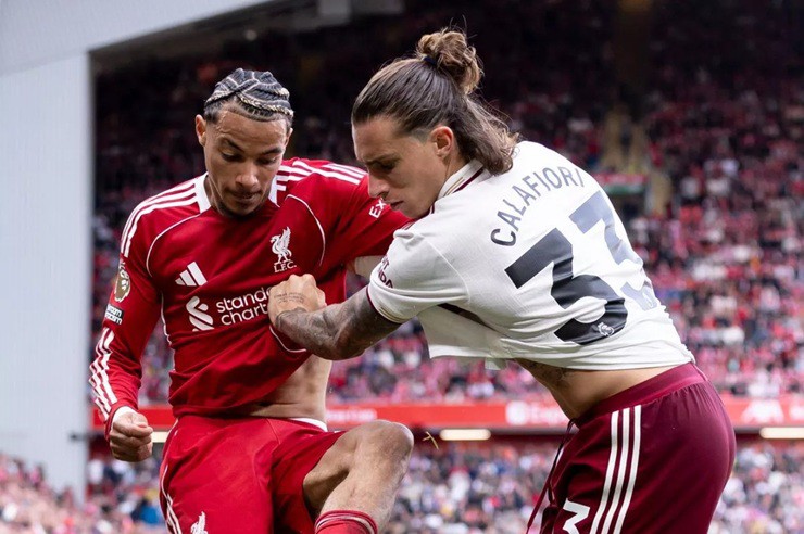Calafiori của Arsenal chấn thương, trong khi Ekitike bên phía Liverpool bỏ ngỏ khả năng ra sân