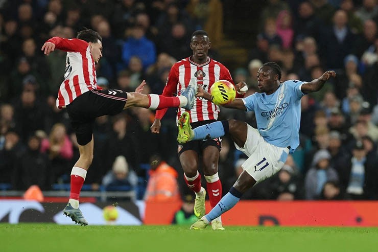 Man City (áo xanh) đang có phong độ ấn tượng