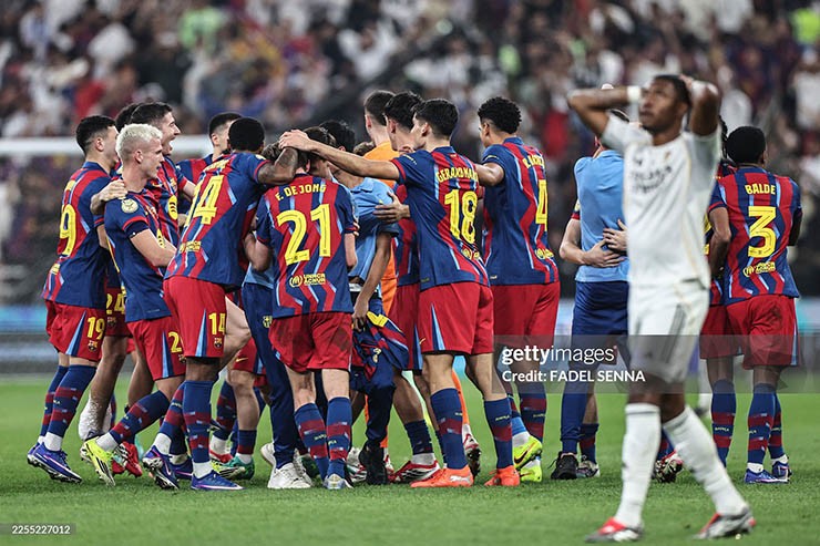 Real cay đắng nhìn Barca giành chức vô địch