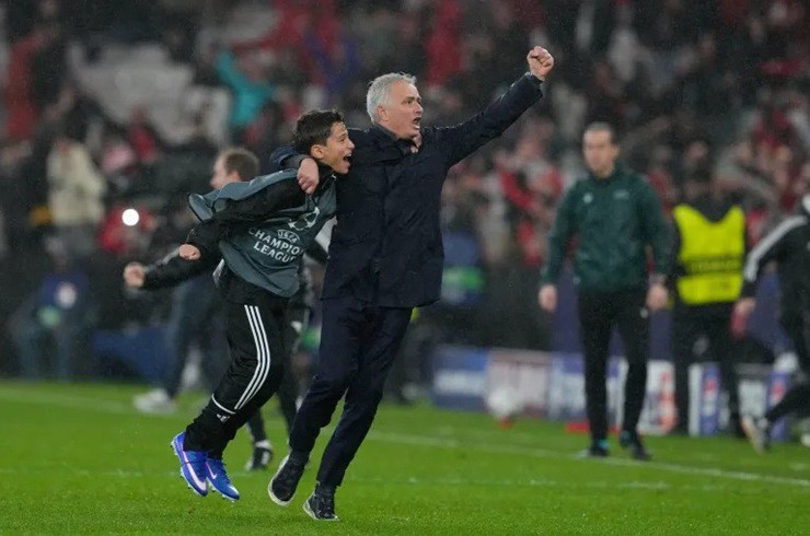 Mourinho ăn mừng chiến thắng trước Real Madrid